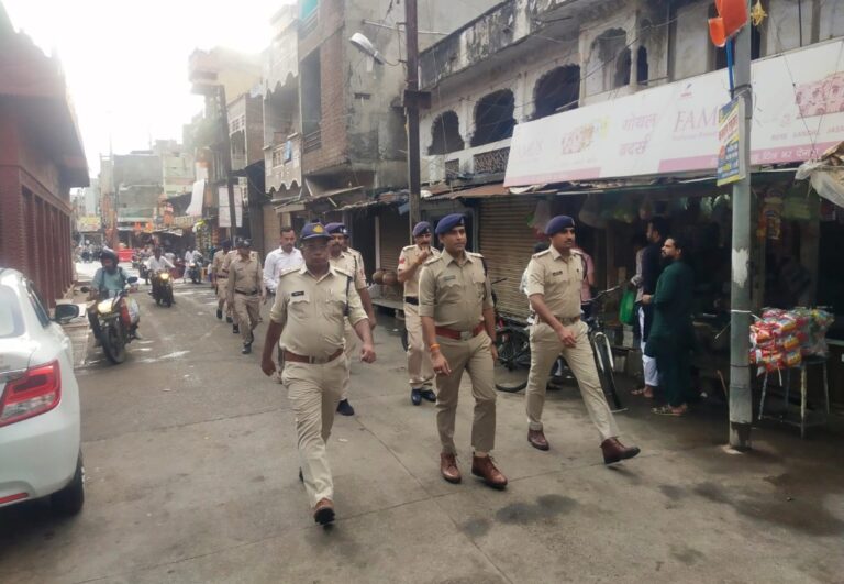 नलखेड़ा :- मुस्लिम समुदाय के मोहर्रम पर्व को लेकर थाना प्रभारी गणेश यादव के द्वारा अपनी टीम के साथ फ्लैग मार्च निकाला गया जो थाने से प्रारंभ होकर गणेश दरवाजा चौक बाजार डोकरपुरा होते हुए तहसील रोड पहुंचा जहां फ्लैग मार्च का समापन किया गया।