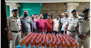 रायपुर में शराब दुकान से जुड़े कर्मचारी ही निकले अवैध सप्लायर, 160 पाव शराब के साथ 7 गिरफ्तार