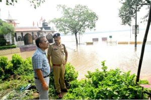 शिवरीनारायण में महानदी का जलस्तर बढ़ा, पुल पर आवाजाही रोकी गई; प्रशासन ने बढ़ाई निगरानी