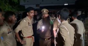 आजमगढ़ में पूजा के बीच चली गोलियां, पत्नी और दो पुजारियों समेत तीन की मौत, बच्चों संग घर में बंद आरोपी