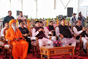मुख्यमंत्री डॉ. यादव ने उज्जैन और भाजपा प्रदेश अध्यक्ष ने भोपाल में कुली भाईयों के साथ सुनी ‘मन की बात’