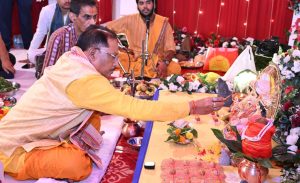 मुख्यमंत्री विष्णु देव साय ने परिवारजनों के साथ विधि-विधान से की गणपति की स्थापना और पूजा-अर्चना