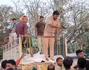 सारण में बाढ़ राहत वितरण के दौरान मकेर थानाध्यक्ष ने तानी पिस्टल, एसएसपी ने किया निलंबित