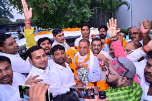 चुनाव जीतने के बाद नीरज कुमार ने लिया नीतीश कुमार का आशीर्वाद
