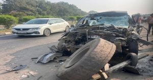 ब्रेकिंग : NH 53 पर ट्रक में जा घुसी कार, 2 महिलाओं की मौत, 3 घायल, कार के उड़े परखच्चे…