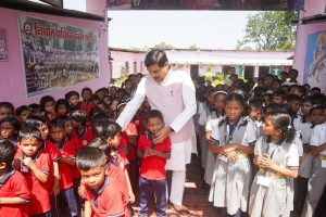मप्रः मंडला जिले में काफिला रुकवाकर स्कूल पहुंचे मुख्यमंत्री डॉ. यादव, बच्चों से किया आत्मीय संवाद