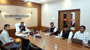 चिकित्सक समयबद्ध और गुणवत्तापूर्ण सेवाएं प्रदान कर मैदानी अमले से निरंतर संवाद बनाए रखें : उप मुख्यमंत्री शुक्ल