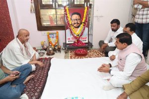 मुख्यमंत्री डॉ. यादव ने स्व. दिव्यऋषि तिवारी के निवास पहुंचकर परिजन को दी सांत्वना